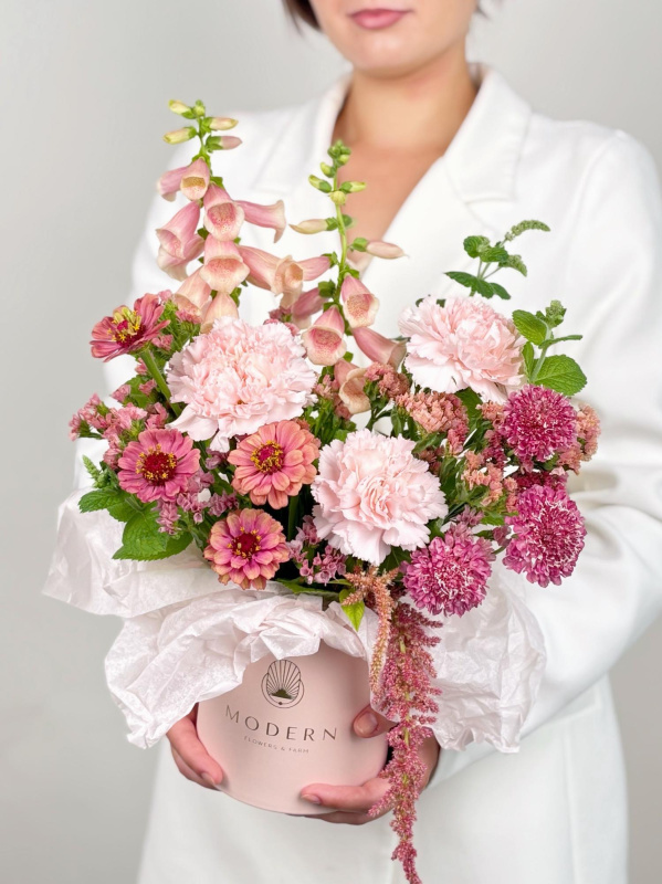 КОМПОЗИЦИЯ В ШЛЯПНОЙ КОРОБКЕ С НАПЕРСТЯНКОЙ И ДИАНТУСОМ КОМПОЗИЦИЯ В ШЛЯПНОЙ КОРОБКЕ С НАПЕРСТЯНКОЙ И ДИАНТУСОМ