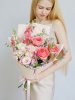 БУКЕТ С ГОРТЕНЗИЕЙ, КЛЕМАТИСОМ И ПИОНОВИДНОЙ РОЗОЙ