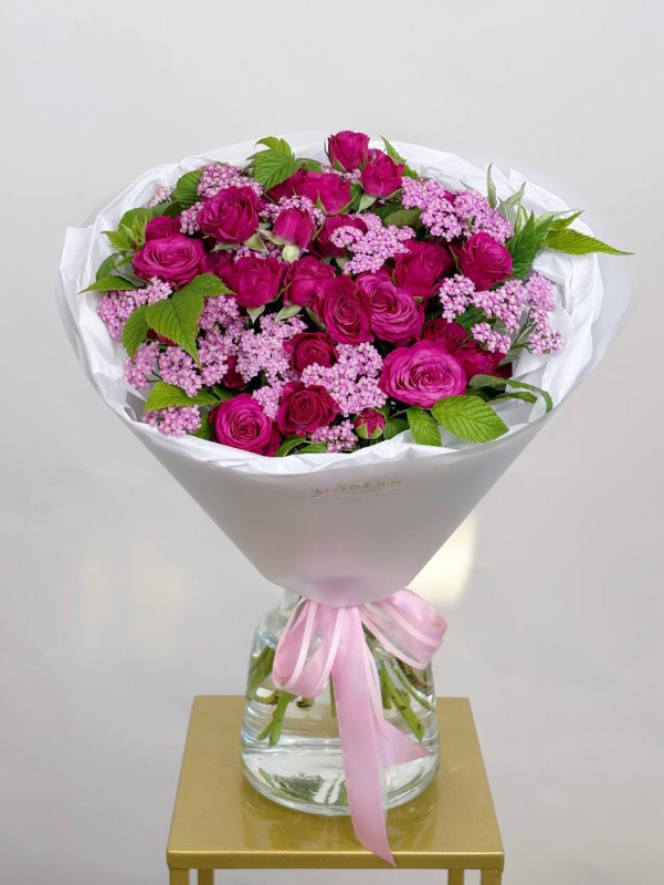 ЯРКИЙ БУКЕТ С КУСТОВОЙ РОЗОЙ ЯРКИЙ БУКЕТ С КУСТОВОЙ РОЗОЙ