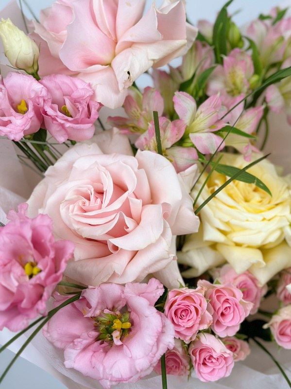 Букет с кремовыми и розовыми французскими розами, кустовыми розами и лизиантусом