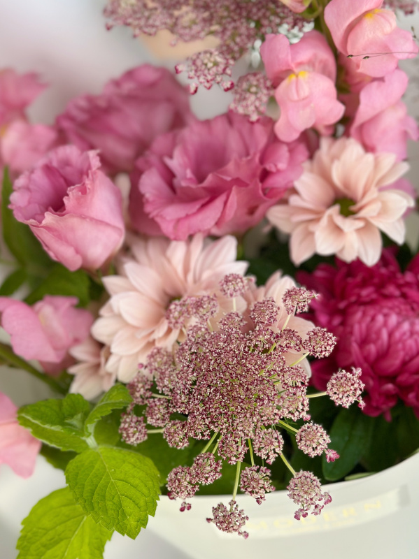 БУКЕТ С АСТРОЙ, ЭУСТОМОЙ И ЛЬВИНЫМ ЗЕВОМ