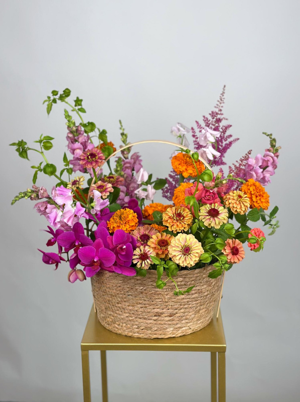 ЯРКАЯ КОРЗИНА С ЛЕТНИМИ ЦВЕТАМИ ЯРКАЯ КОРЗИНА С ЛЕТНИМИ ЦВЕТАМИ