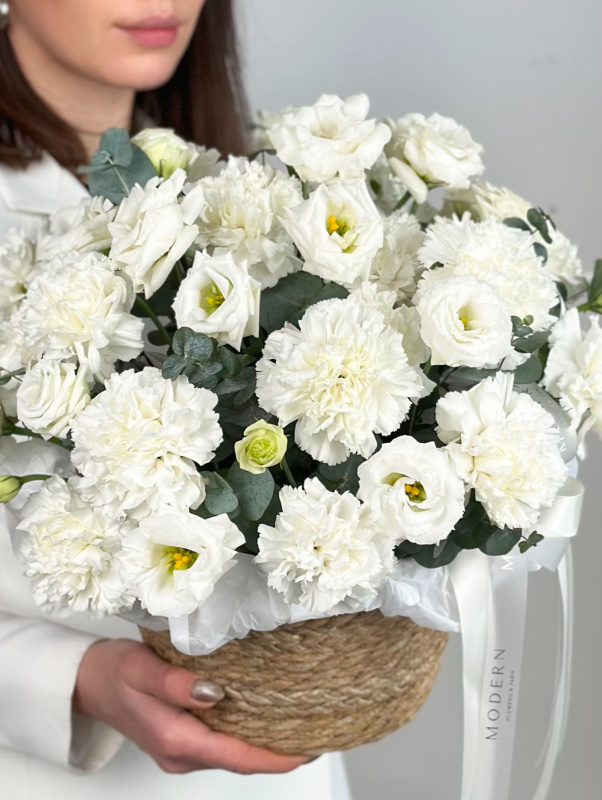 БЕЛОСНЕЖНАЯ КОРЗИНА С ЭУСТОМОЙ И ГВОЗДИКОЙ