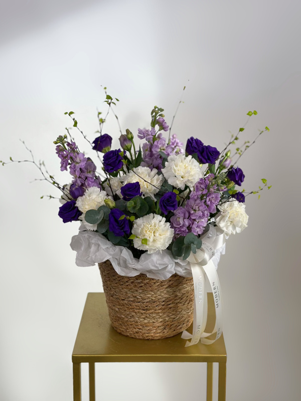 АРОМАТНАЯ МАТТИОЛА, ЭУСТОМА, ВЕСЕННИЕ ВЕТОЧКИ В ПЛЕТЕНОЙ КОРЗИНЕ