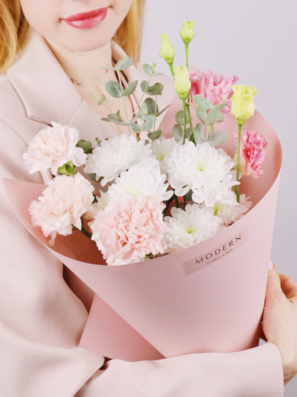 БУКЕТ ИЗ СТОЙКИХ ЦВЕТОВ С ЭВКАЛИПТОМ