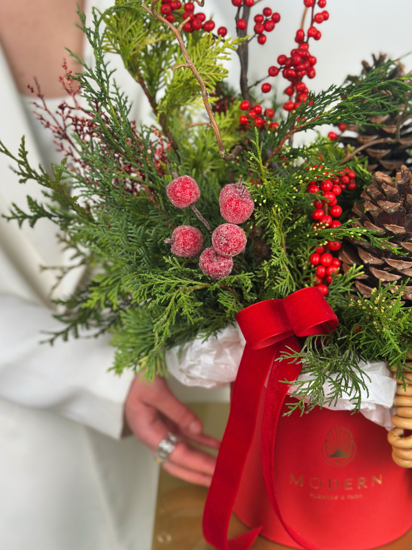 БОЛЬШАЯ КОМПОЗИЦИЯ ИЗ ХВОИ И ИЛЕКСА В РУССКОМ СТИЛЕ