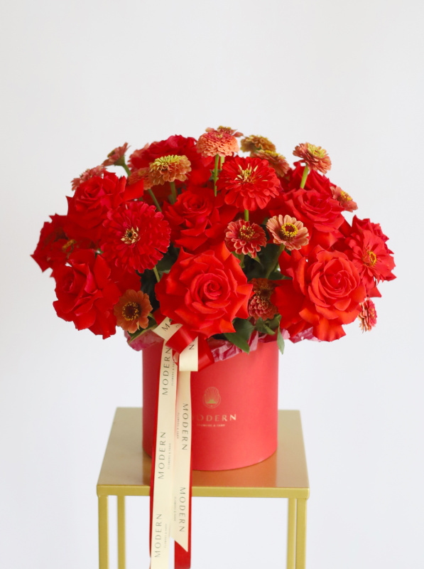 БОЛЬШАЯ ТОРЖЕСТВЕННАЯ КОМПОЗИЦИЯ С ФРАНЦУЗСКОЙ РОЗОЙ NINA И ЦИННИЕЙ БОЛЬШАЯ ТОРЖЕСТВЕННАЯ КОМПОЗИЦИЯ С ФРАНЦУЗСКОЙ РОЗОЙ NINA И ЦИННИЕЙ