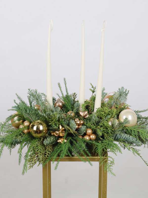 ТОРЖЕСТВЕННАЯ КОМПОЗИЦИЯ НА СТОЛ СО СВЕЧАМИ