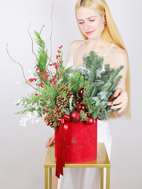 ТОРЖЕСТВЕННАЯ ХВОЙНАЯ КОМПОЗИЦИЯ В БАРХАТНОЙ КОРОБКЕ