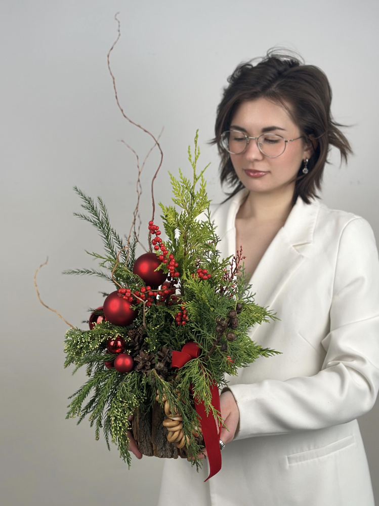 КОМПОЗИЦИЯ ИЗ ХВОИ В НАТУРАЛЬНОМ КАШПО