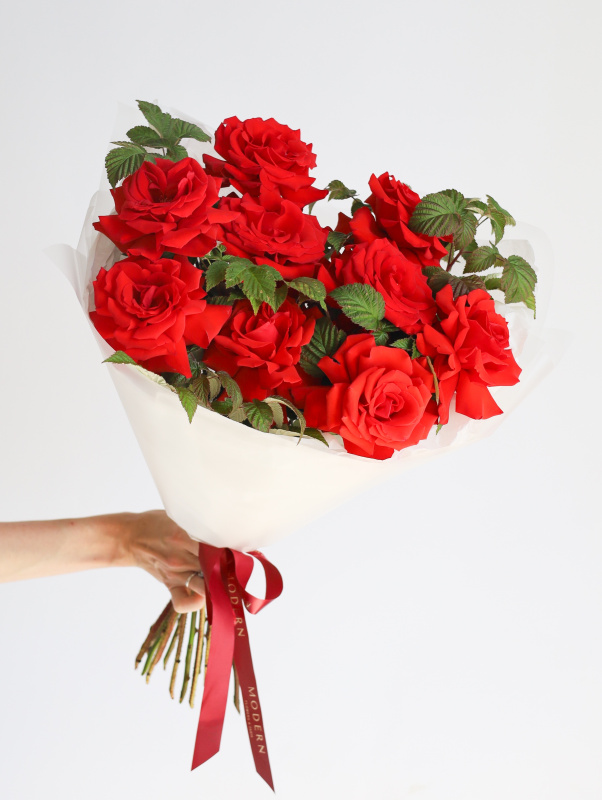 БУКЕТ С АЛОЙ ФРАНЦУЗСКОЙ РОЗА NINA И ВЕТОЧКАМИ МАЛИНЫ