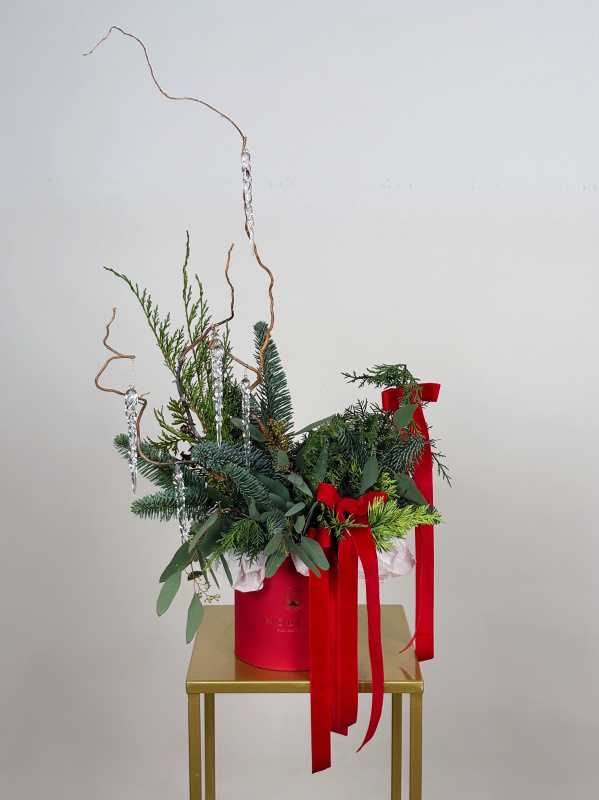 КОМПОЗИЦИЯ ИЗ ХВОИ И СОСУЛЕК