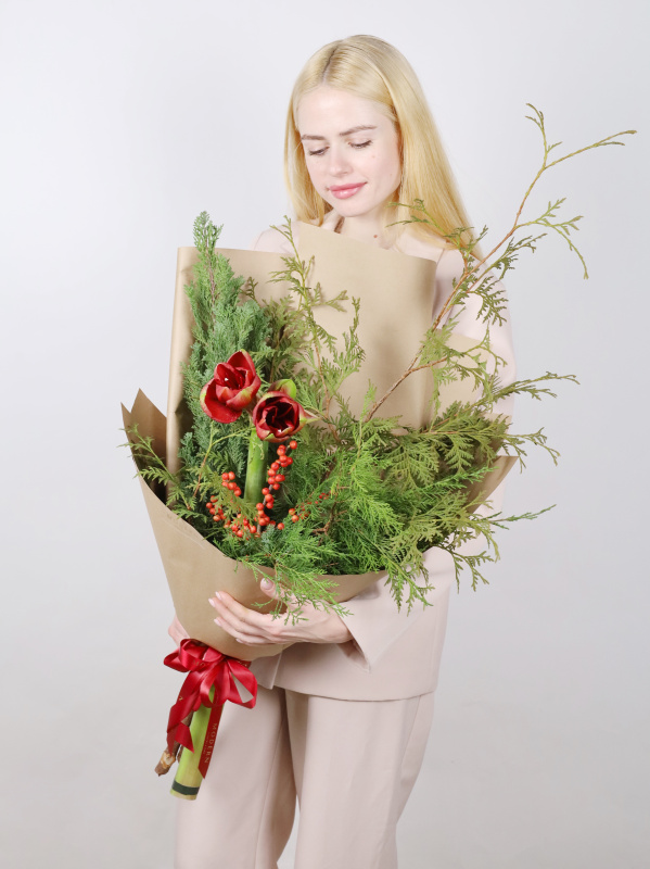 ХВОЙНЫЙ МИКС С ИЛЕКСОМ И АМАРИЛЛИСОМ