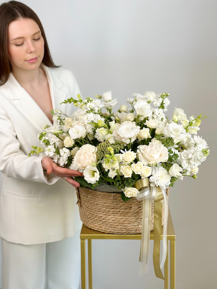 ПИОНОВИДНАЯ РОЗА, ЭУСТОМА, МАТТИОЛА В БОЛЬШОЙ ПЛЕТЕНОЙ КОРЗИНЕ