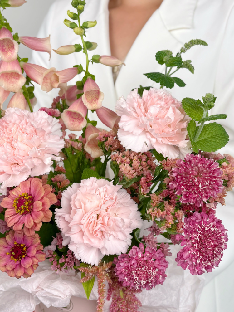 КОМПОЗИЦИЯ В ШЛЯПНОЙ КОРОБКЕ С НАПЕРСТЯНКОЙ И ДИАНТУСОМ КОМПОЗИЦИЯ В ШЛЯПНОЙ КОРОБКЕ С НАПЕРСТЯНКОЙ И ДИАНТУСОМ