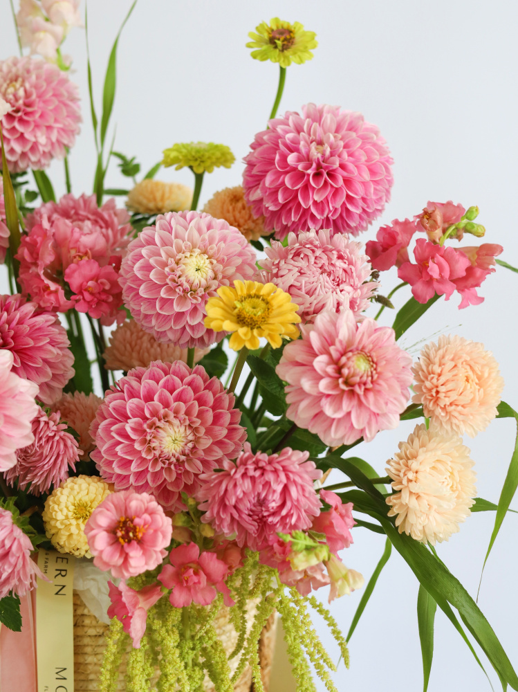 БОЛЬШАЯ ЛЕТНЯЯ КОРЗИНА С ГЕОРГИНАМИ И ДРУГИМИ ФЕРМЕРСКИМИ ЦВЕТАМИ БОЛЬШАЯ ЛЕТНЯЯ КОРЗИНА С ГЕОРГИНАМИ И ДРУГИМИ ФЕРМЕРСКИМИ ЦВЕТАМИ