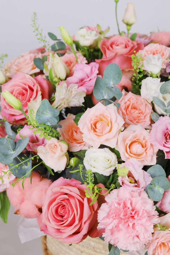 БОЛЬШАЯ КОРЗИНА С РОЗОЙ И ЭВКАЛИПТОМ