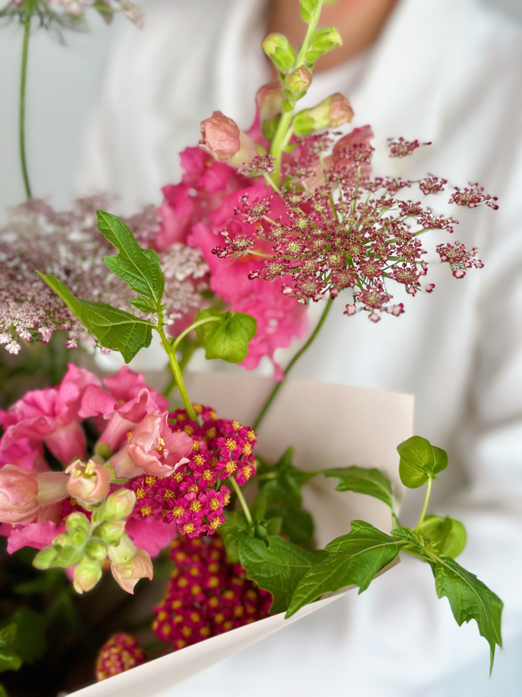 БУКЕТ С ЛЬВИНЫМ ЗЕВОМ И ТЫСЯЧЕЛИСТНИКОМ БУКЕТ С ЛЬВИНЫМ ЗЕВОМ И ТЫСЯЧЕЛИСТНИКОМ